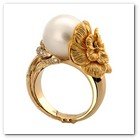 :: Pulse para Ampliar :: SEP09.- Colección Gardenia, de Carrera y Carrera (Yellow Gold, Pearl & Diamonds Gardenia Ring)