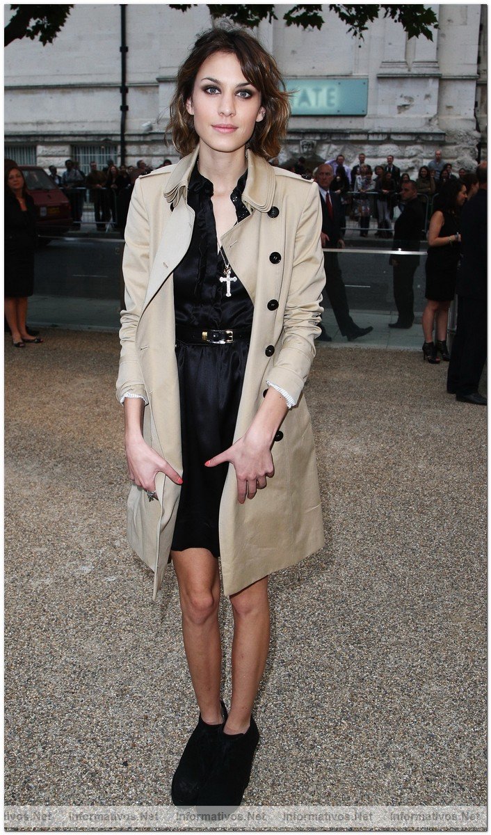 Alexa Chung dressed in Burberry arrives at the Burberry Prorsum Spring/Summer 2010 Show