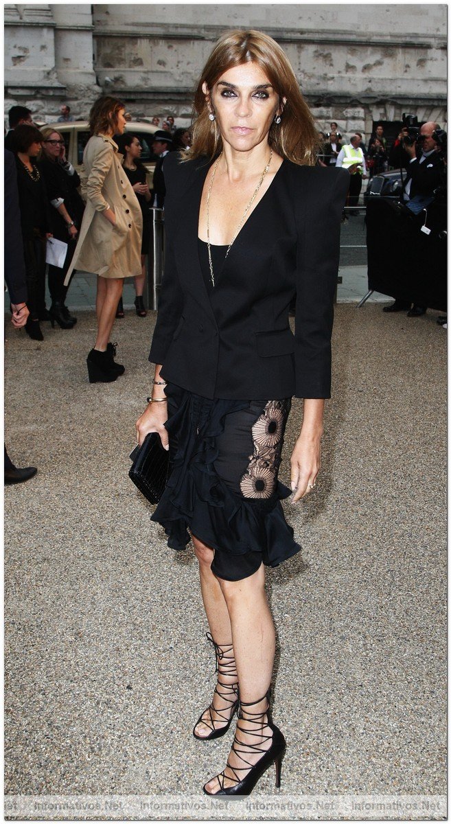 Carine Restoin Roitfeld arrives at the Burberry Prorsum Spring/Summer 2010 Show