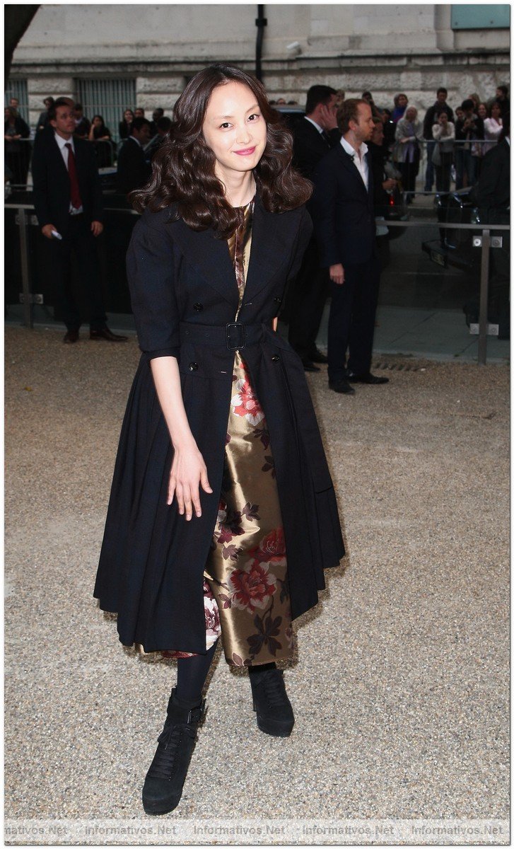 Lee Na Young dressed in Burberry arrives at the Burberry Prorsum Spring/Summer 2010 Show