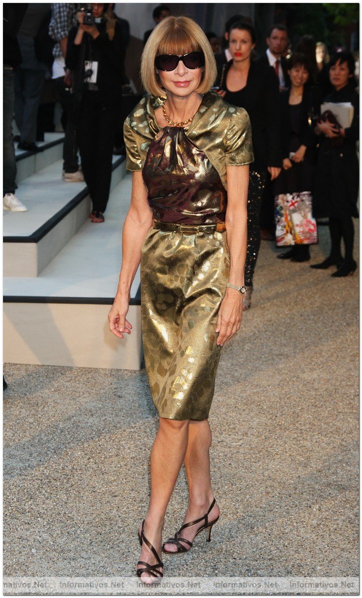 Anna Wintour arrives at the Burberry Prorsum Spring/Summer 2010 Show