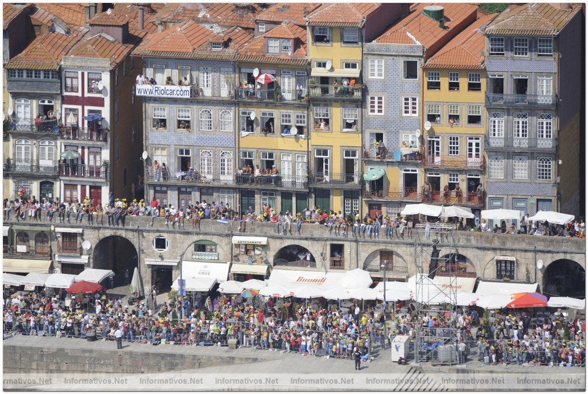 Some of the 720,000 spectators at the fifth round of the 2009 Red Bull Air Race World Championship in Porto, Portugal,  September 13,  2009.