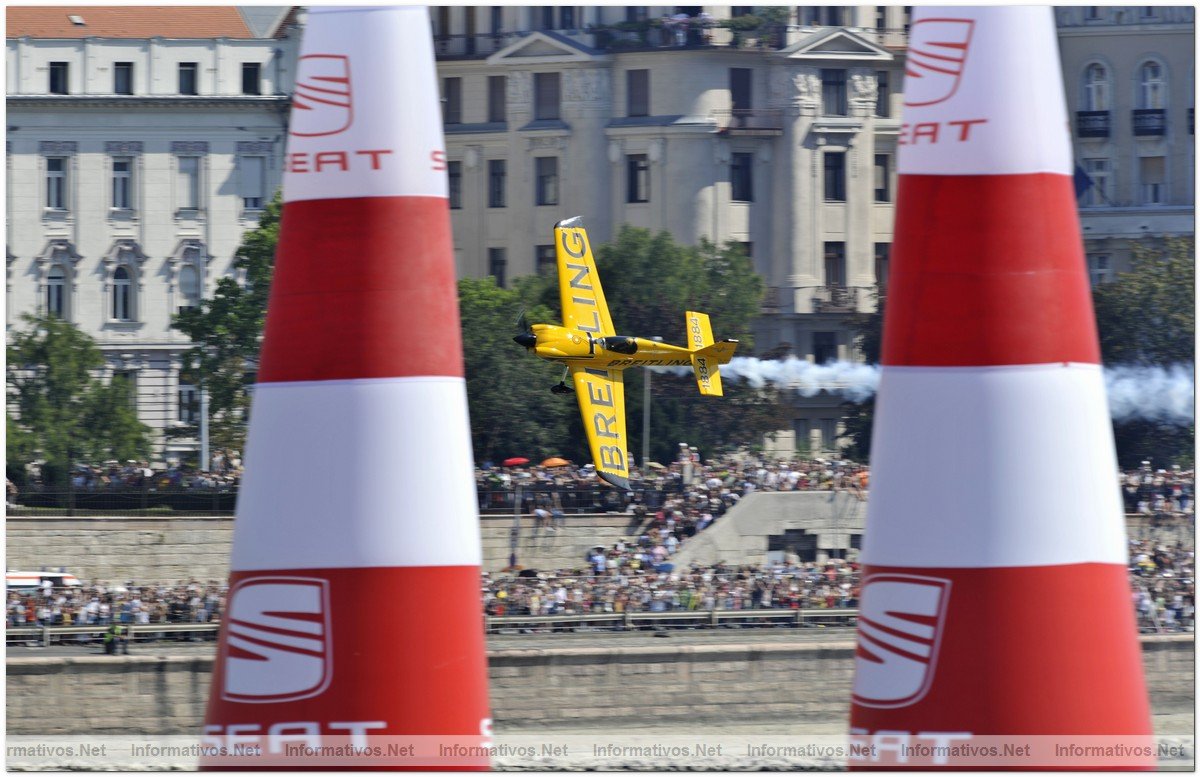 British Pilot Nigel Lamb flies flies the course over the river Danube, at The 2009 Red Bull Air Race World Championship in Budapest, Hungary. 20th August 2009.