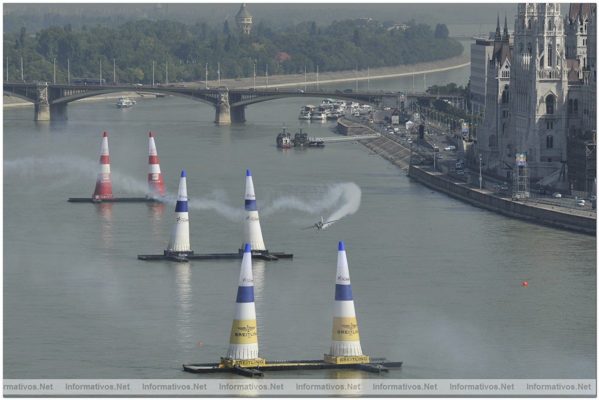 Austrian Pilot Hannes Arch flies in training sessions during the fourth round of the 2009 Red Bull Air Race World Championship  in Budapest, Hungary, August 17, 2009.