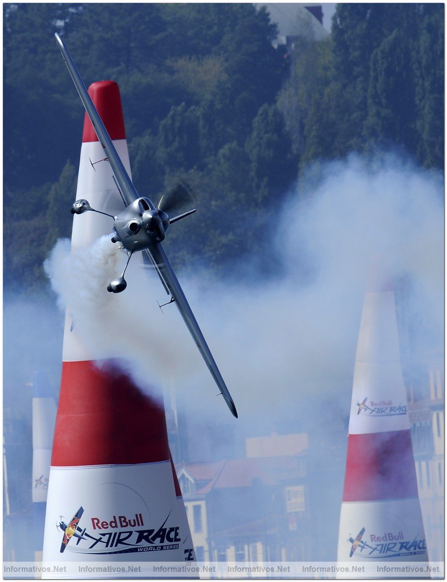 Austria's Hannes Arch in action during the fifth round of the 2009 Red Bull Air Race World Championship  in Porto, Portugal,  September 13,  2009.