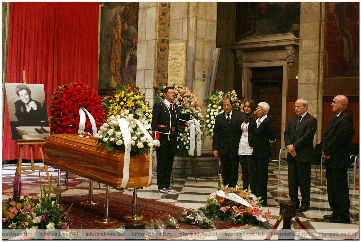 EL PRESIDENT MONTILLA ACOMPANYAT DEL CONSELLER TRESSERRAS A LA CAPELLA ARDENT DE LA PIANISTA ALCIA DE LARROCHA AL PALAU DE LA GENERALITAT.