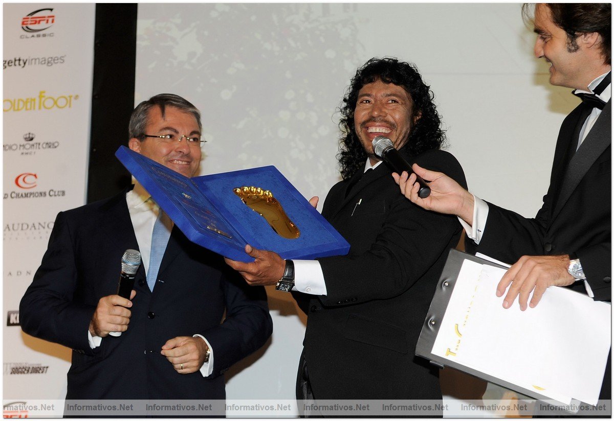 MONACO - OCTOBER 12: Ren Higuita receive the price at the Golden Foot Awards 2009 at Monte Carlo on October 12, 2009 in Monaco, Monaco.