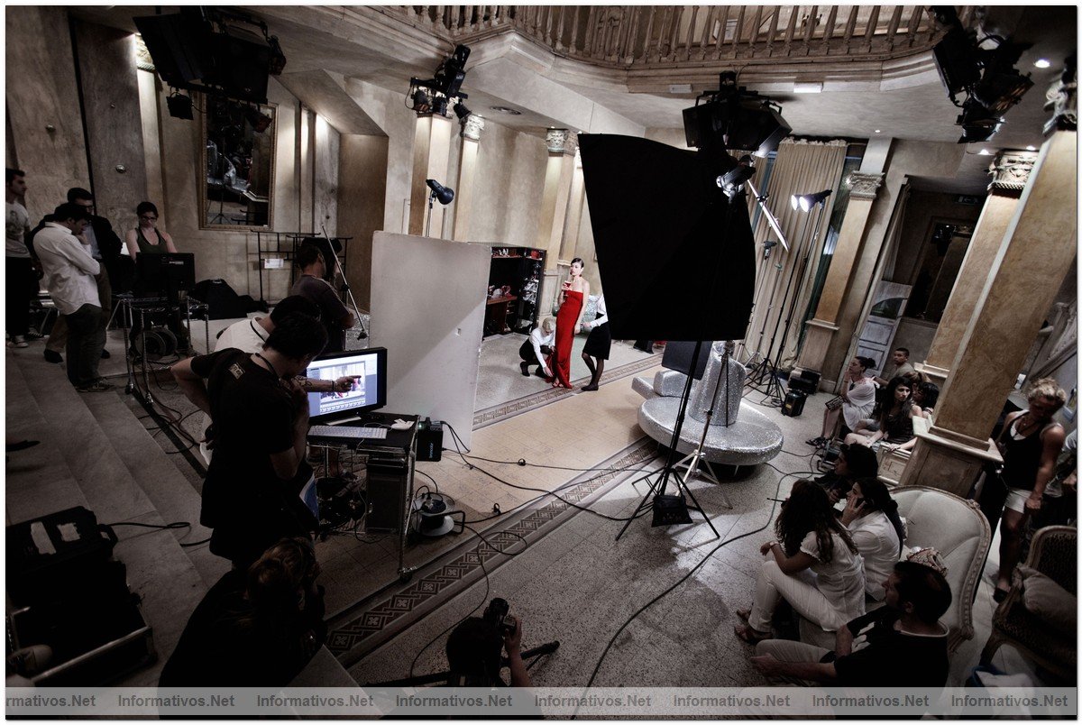 Making of del Calendario Campari 2010 con Olga Kurylenko

Outfit: Valentino - Shoes: Ren Caovilla - Jewellery: Michela Bruni Reichlin - Setting: Edra, Flou Gold - Location: Gattopardo Caf