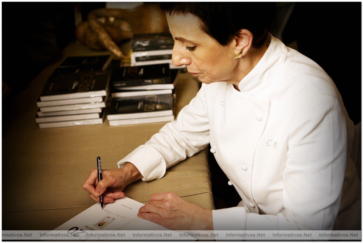 Sant Pol de Mar, 19OCT09.- 20 Aniversario Rte. Sant Pau de Carme Ruscalleda. Carme Ruscalleda dedicando su libro-aniversario de recetas