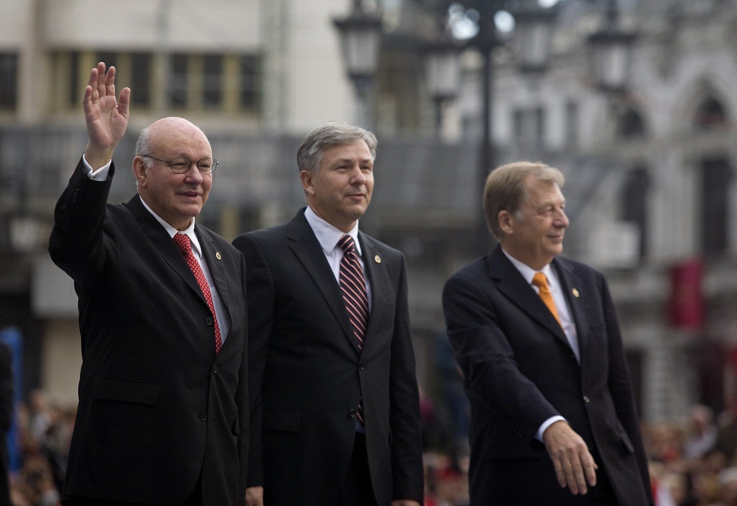 Walter Momper, Klaus Wowereit y Eberhard Diepgen entrando al Teatro Campoamor de Oviedo