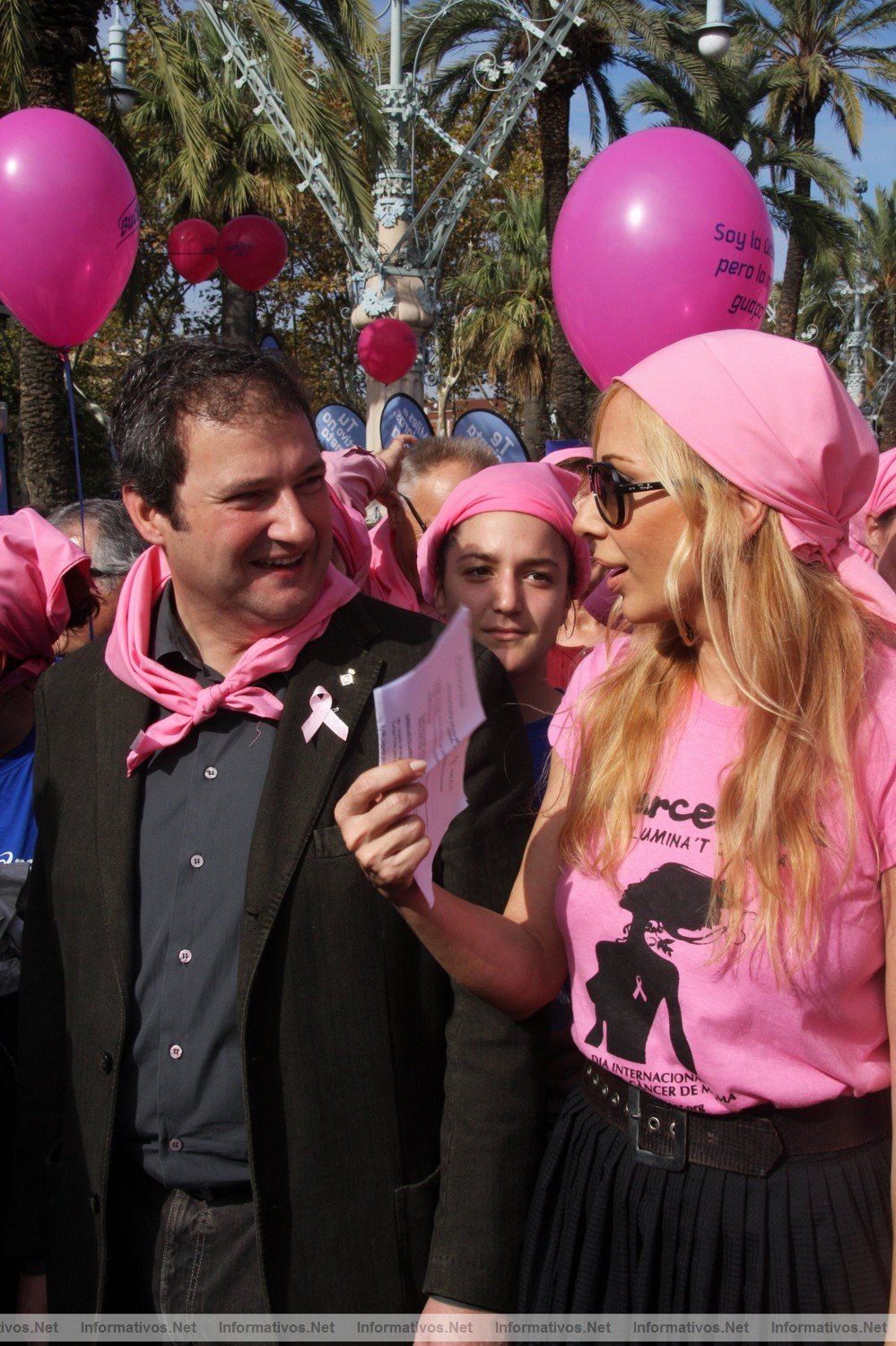 Centenares de personas forman un gran lazo humano rosa contra el cncer de mama en Barcelona
el alcalde Barcelona, Jordi Hereu, y la cantante Marta Snchez han apadrinado un gran lazo rosa