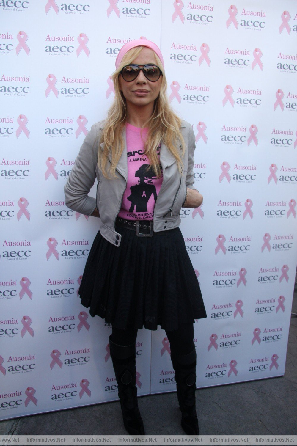 Centenares de personas forman un gran lazo humano rosa contra el cncer de mama en Barcelona
el alcalde Barcelona, Jordi Hereu, y la cantante Marta Snchez han apadrinado un gran lazo rosa