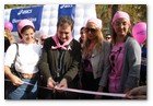 :: Pulse para Ampliar :: Centenares de personas forman un gran lazo humano rosa contra el cáncer de mama en Barcelona
el alcalde Barcelona, Jordi Hereu, y la cantante Marta Sánchez han apadrinado un gran lazo rosa