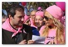 :: Pulse para Ampliar :: Centenares de personas forman un gran lazo humano rosa contra el cáncer de mama en Barcelona
el alcalde Barcelona, Jordi Hereu, y la cantante Marta Sánchez han apadrinado un gran lazo rosa
