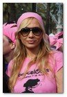 :: Pulse para Ampliar :: Centenares de personas forman un gran lazo humano rosa contra el cáncer de mama en Barcelona
el alcalde Barcelona, Jordi Hereu, y la cantante Marta Sánchez han apadrinado un gran lazo rosa