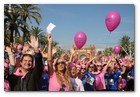 :: Pulse para Ampliar :: Centenares de personas forman un gran lazo humano rosa contra el cáncer de mama en Barcelona
el alcalde Barcelona, Jordi Hereu, y la cantante Marta Sánchez han apadrinado un gran lazo rosa