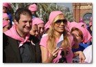 :: Pulse para Ampliar :: Centenares de personas forman un gran lazo humano rosa contra el cáncer de mama en Barcelona
el alcalde Barcelona, Jordi Hereu, y la cantante Marta Sánchez han apadrinado un gran lazo rosa