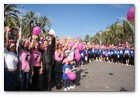 :: Pulse para Ampliar :: Centenares de personas forman un gran lazo humano rosa contra el cáncer de mama en Barcelona
el alcalde Barcelona, Jordi Hereu, y la cantante Marta Sánchez han apadrinado un gran lazo rosa