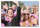 :: Pulse para Ampliar :: Centenares de personas forman un gran lazo humano rosa contra el cáncer de mama en Barcelona
el alcalde Barcelona, Jordi Hereu, y la cantante Marta Sánchez han apadrinado un gran lazo rosa