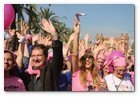 :: Pulse para Ampliar :: Centenares de personas forman un gran lazo humano rosa contra el cáncer de mama en Barcelona
el alcalde Barcelona, Jordi Hereu, y la cantante Marta Sánchez han apadrinado un gran lazo rosa