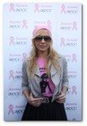 :: Pulse para Ampliar :: Centenares de personas forman un gran lazo humano rosa contra el cáncer de mama en Barcelona
el alcalde Barcelona, Jordi Hereu, y la cantante Marta Sánchez han apadrinado un gran lazo rosa
