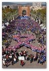 :: Pulse para Ampliar :: Centenares de personas forman un gran lazo humano rosa contra el cáncer de mama en Barcelona
el alcalde Barcelona, Jordi Hereu, y la cantante Marta Sánchez han apadrinado un gran lazo rosa