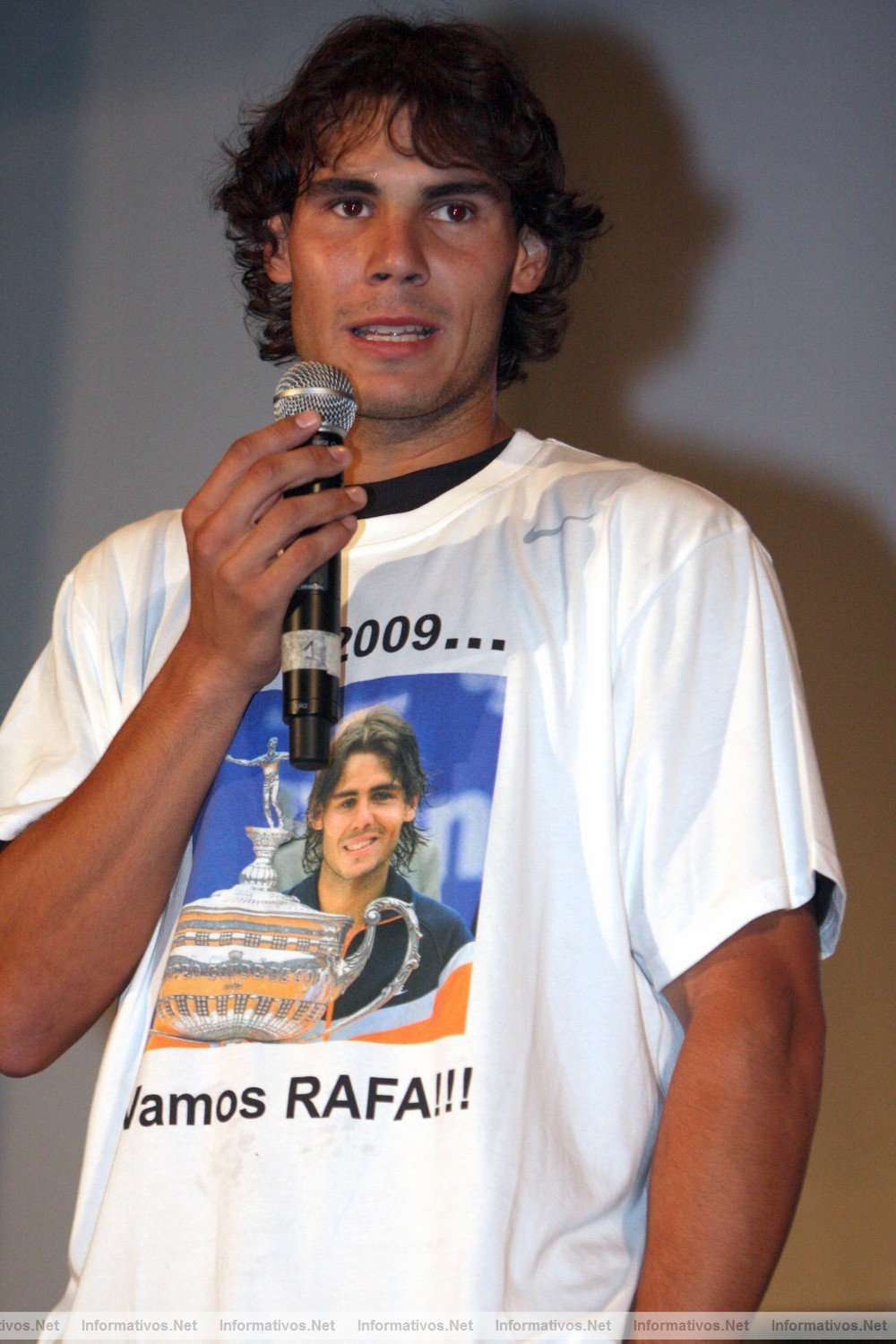 Rafa Nadal recibe una rplica a tamao real del trofeo Conde de God