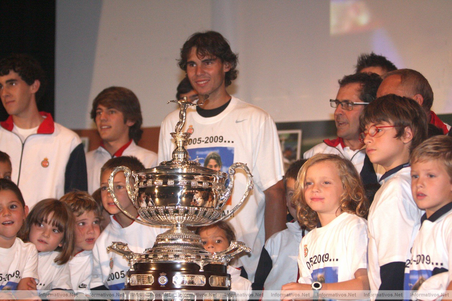 Rafa Nadal recibe una rplica a tamao real del trofeo Conde de God