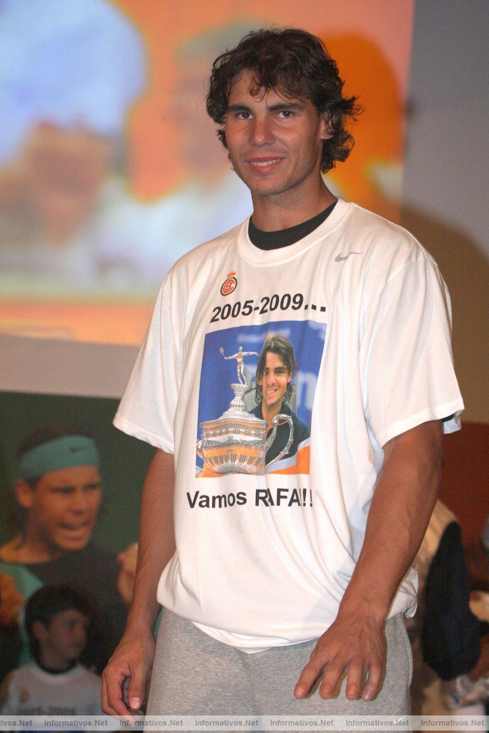 Rafa Nadal recibe una rplica a tamao real del trofeo Conde de God