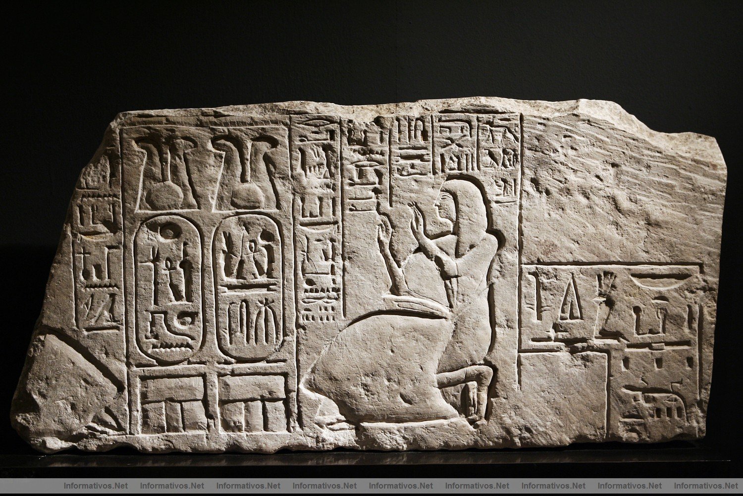 XVIII Saln de Arte y Antigedades de las  Drassanes Reials de Barcelona. Fragmento de Relieve en piedra caliza. Egipto, XIX dinasta. Reinado de Ramses II. Circa 1279-1213 a.C.
