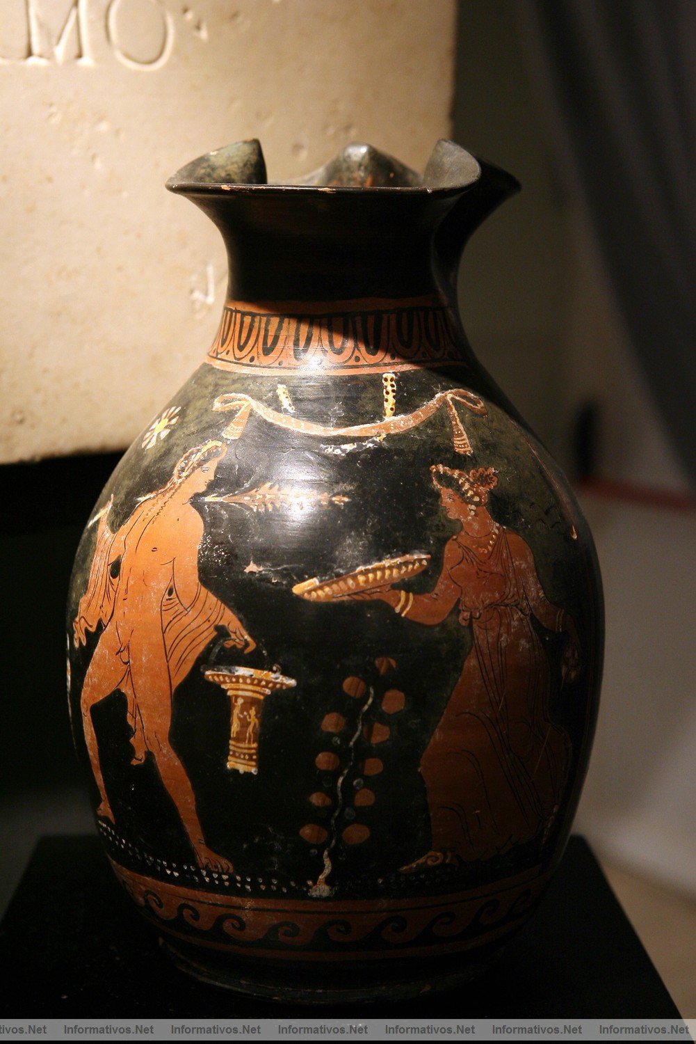 XVIII Saln de Arte y Antigedades de las  Drassanes Reials de Barcelona. Oinochoe. Magna Grecia, siglo IV a.C.
Adjunta termoluminiscencia (4.400 eu)