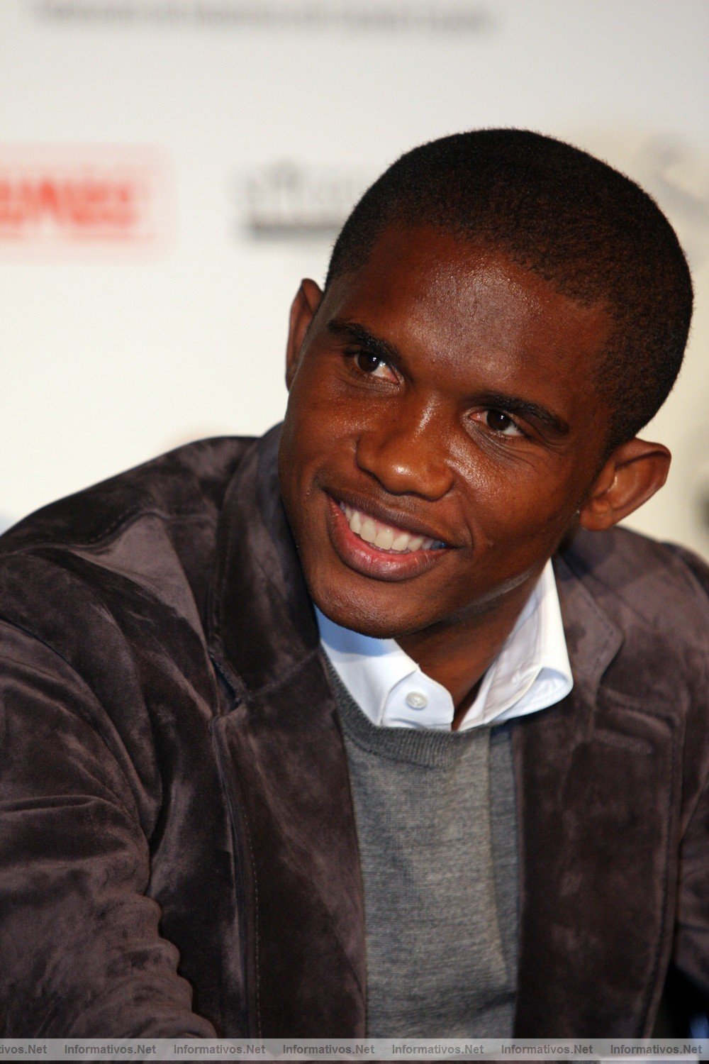 ETO'O IMPULSA LA CAMPAA DE RECOGIDA DE ZAPATOS PARA FRICA