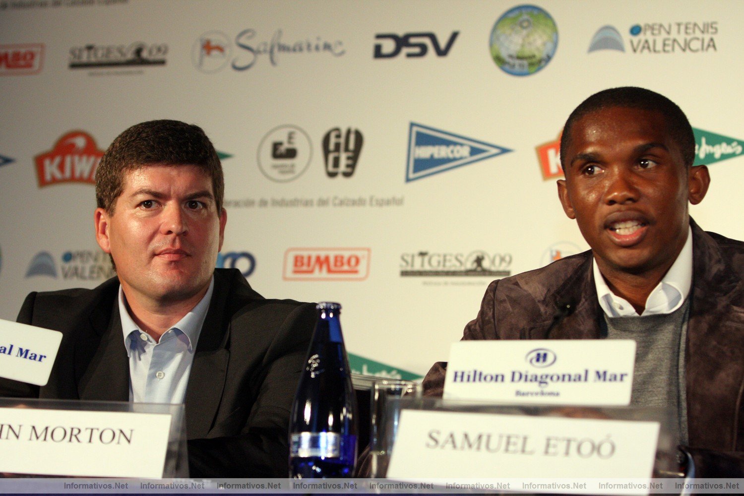 ETO'O IMPULSA LA CAMPAA DE RECOGIDA DE ZAPATOS PARA FRICA; Eto'o estuvo acompaado por Jordi Pint, director de relaciones externas de El Corte Ingls en Catalua, y por John Morton, director general de Kiwi Espaa, al que abraz efusivamente durante el acto "en nombre de todos esos nios que disfrutarn de esos zapatos"