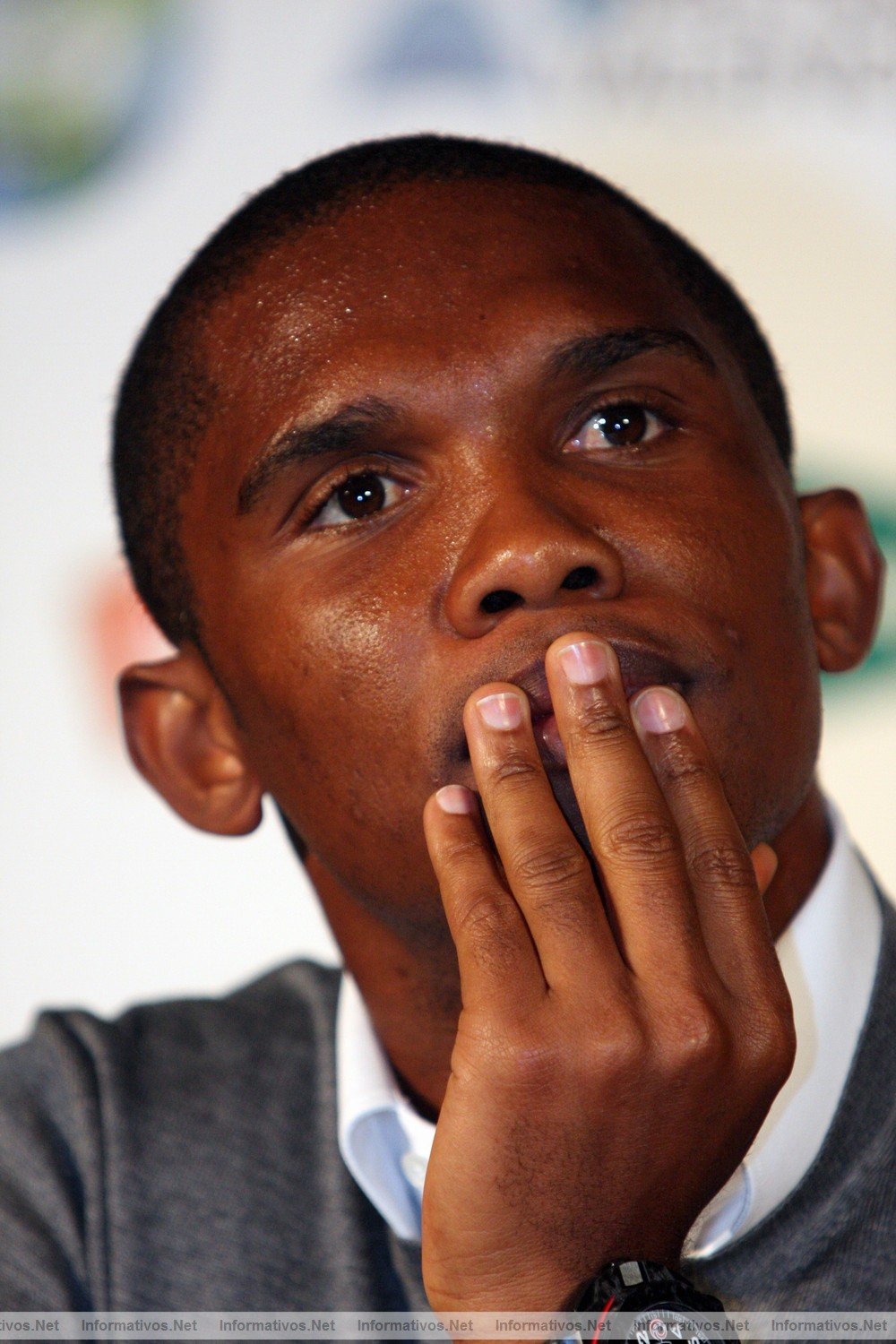 ETO'O IMPULSA LA CAMPAA DE RECOGIDA DE ZAPATOS PARA FRICA