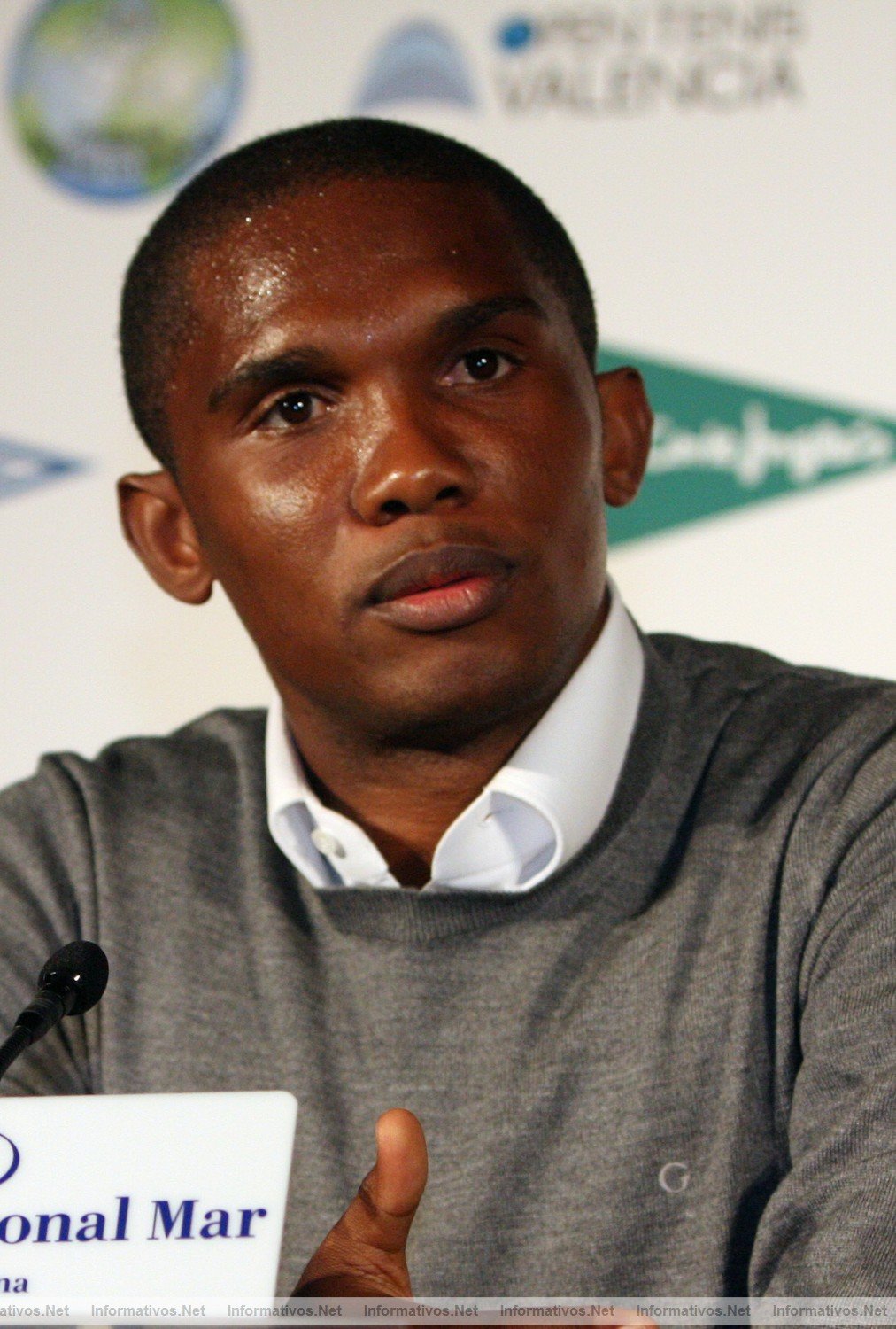 ETO'O IMPULSA LA CAMPAA DE RECOGIDA DE ZAPATOS PARA FRICA