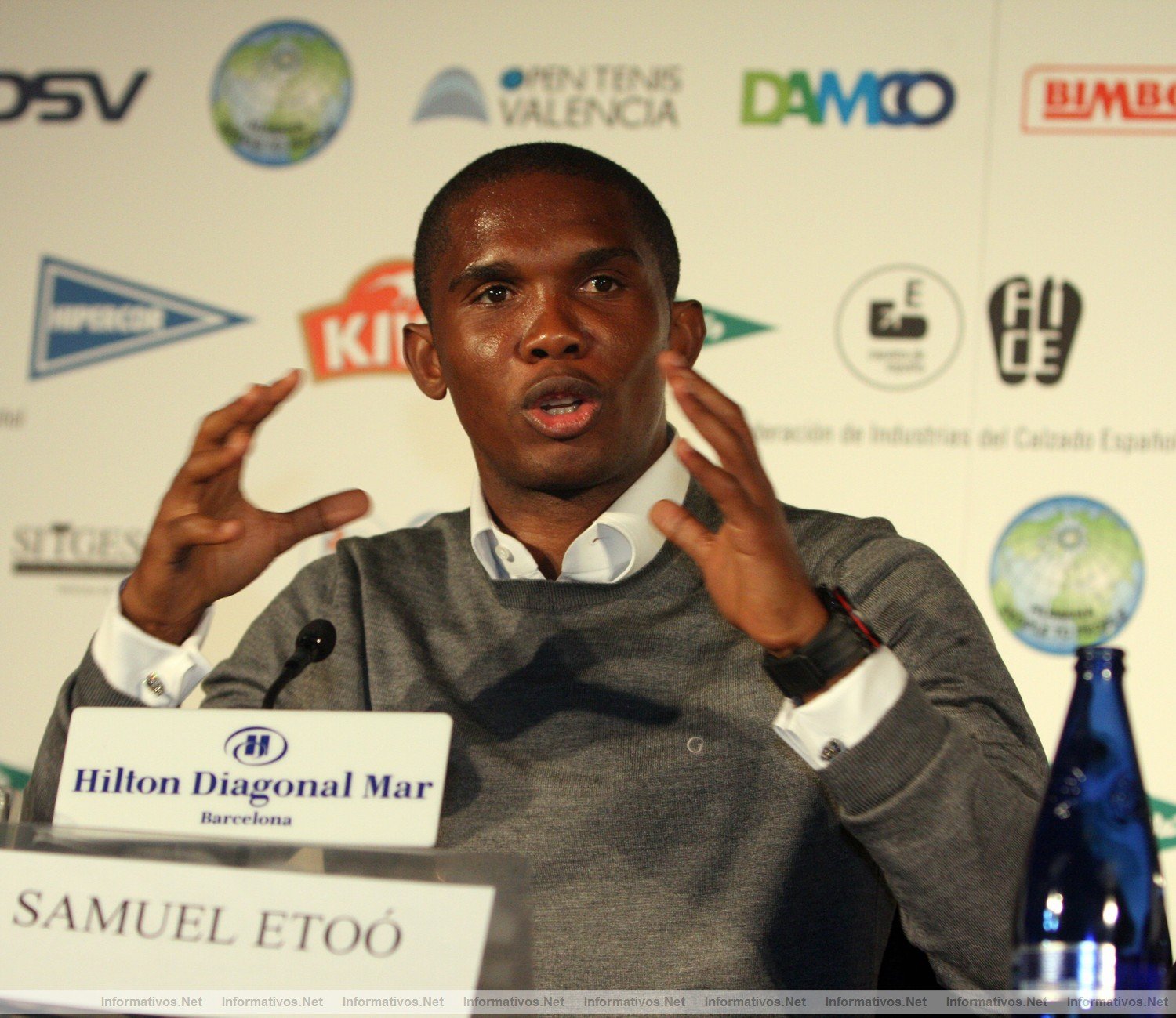 ETO'O IMPULSA LA CAMPAA DE RECOGIDA DE ZAPATOS PARA FRICA