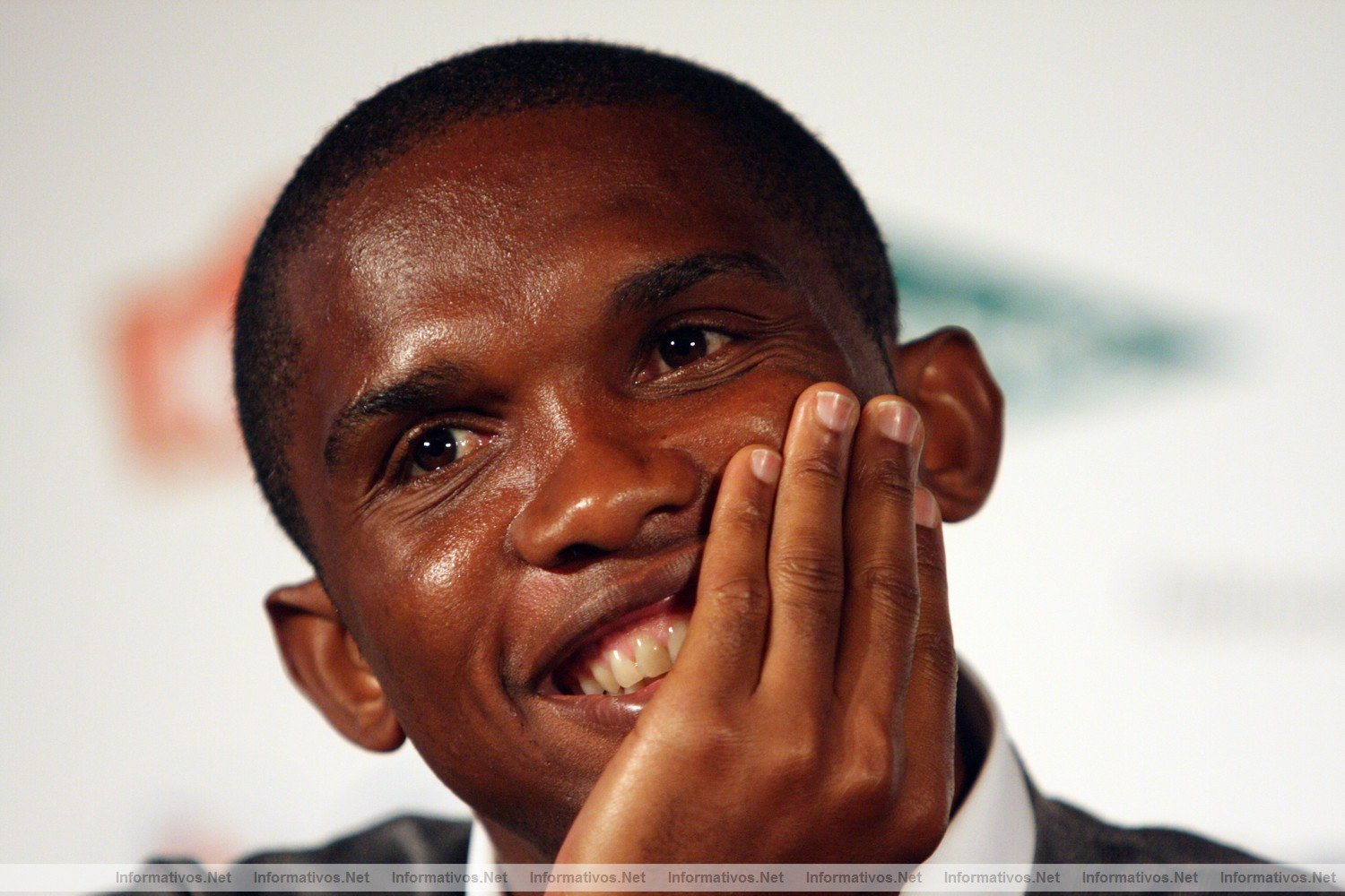 ETO'O IMPULSA LA CAMPAA DE RECOGIDA DE ZAPATOS PARA FRICA