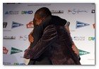 :: Pulse para Ampliar :: ETO'O IMPULSA LA CAMPAñA DE RECOGIDA DE ZAPATOS PARA áFRICA; Eto'o estuvo acompañado por Jordi Pintó, director de relaciones externas de El Corte Inglés en Cataluña, y por John Morton, director general de Kiwi España, al que abrazó efusivamente durante el acto "en nombre de todos esos niños que disfrutarán de esos zapatos"