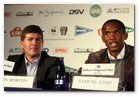 :: Pulse para Ampliar :: ETO'O IMPULSA LA CAMPAñA DE RECOGIDA DE ZAPATOS PARA áFRICA; Eto'o estuvo acompañado por Jordi Pintó, director de relaciones externas de El Corte Inglés en Cataluña, y por John Morton, director general de Kiwi España, al que abrazó efusivamente durante el acto "en nombre de todos esos niños que disfrutarán de esos zapatos"