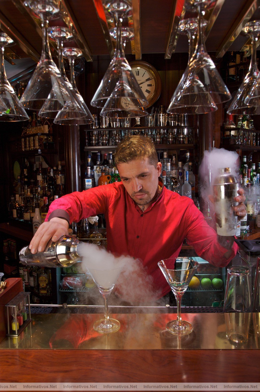 Carlos Moreno,  bartender de O�Clock Madrid