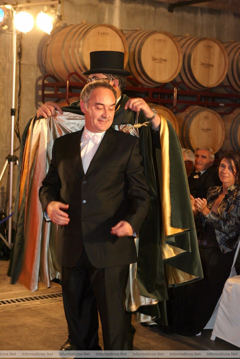 Ceremonia de Investidura Tardoral de la Confraria del Cava Sant Sadurn 2009. Ferran Adri en su envestidura como Caballero Cofrade de Honor del Cava