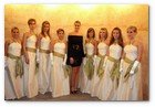 :: Pulse para Ampliar :: Ceremonia de Investidura Tardoral de la Confraria del Cava Sant Sadurní 2009. Elisabeth Reyes, Reina del Cava 2009, con las Damas de Honor