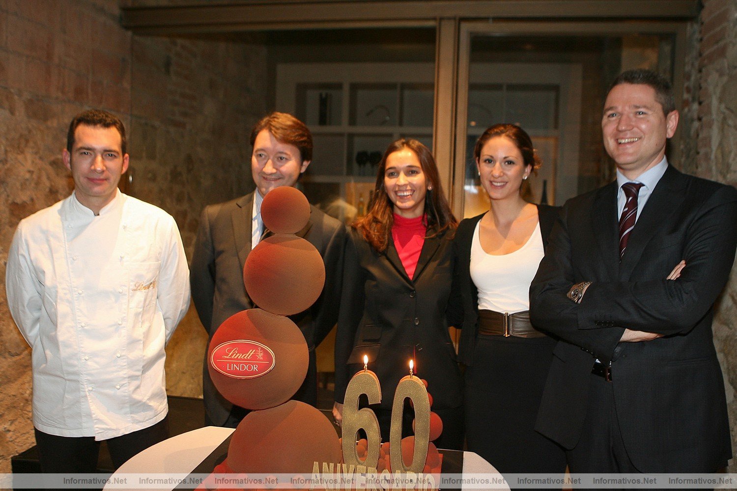 60 Aniversario Lindor en Barcelona. David Pallars, maestro chocolatero Lindt; Jordi Fbregas, Dir. Gral. Lindt Espaa; Sandra Cortina, Rble. Marketing Lindor; Elena, Product Manager Lindor; y Aleix Bague, Dir. Marketing Lindor Espaa.