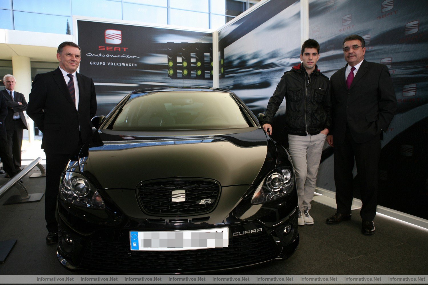 James Muir, presidente de SEAT, Jaime Alguersuari y Dr.Francisco Javier Garca Sanz, presidente del Consejo de Administracin de SEAT junto al Len CUPRA R