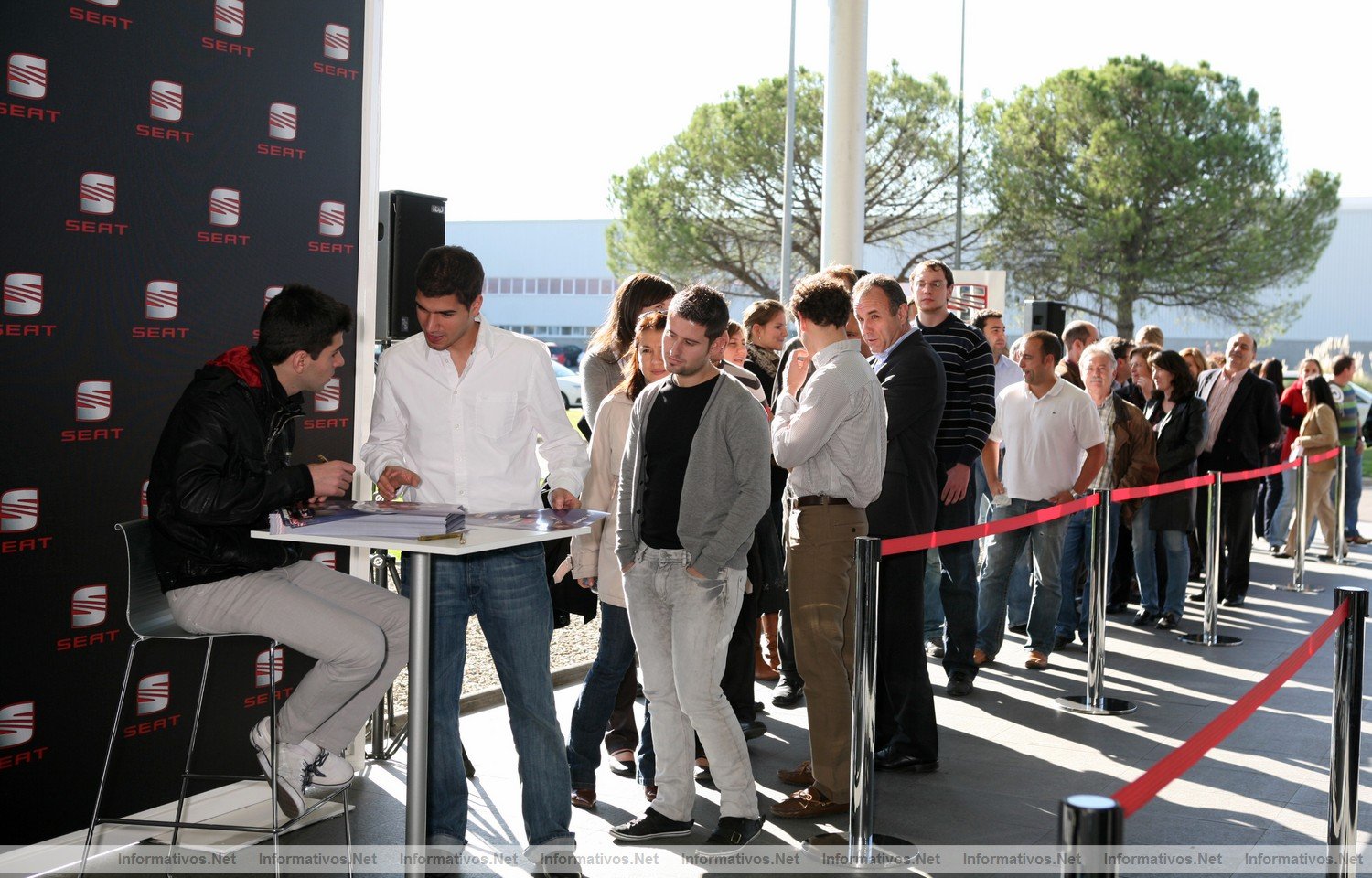 Jaime Alguersuari, durante la firma de autgrafos con los empleados de SEAT