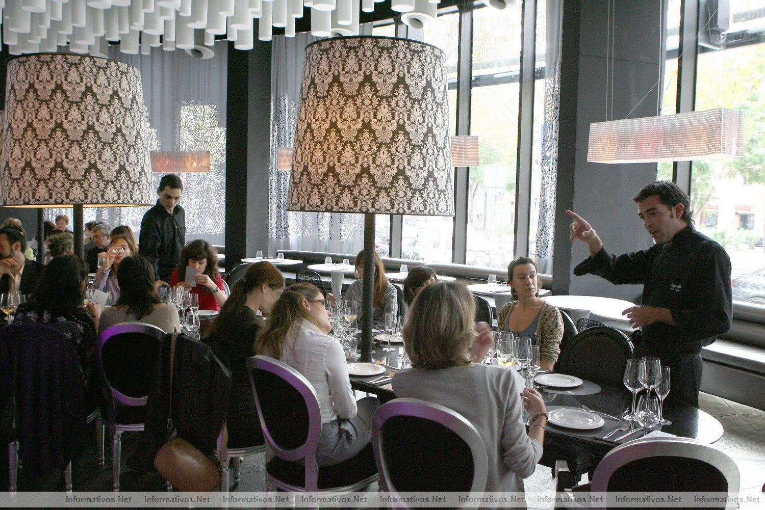 Joan Gmez, presentando las novedades culinarias del  B Lounge, en el hotel Barcel Raval.