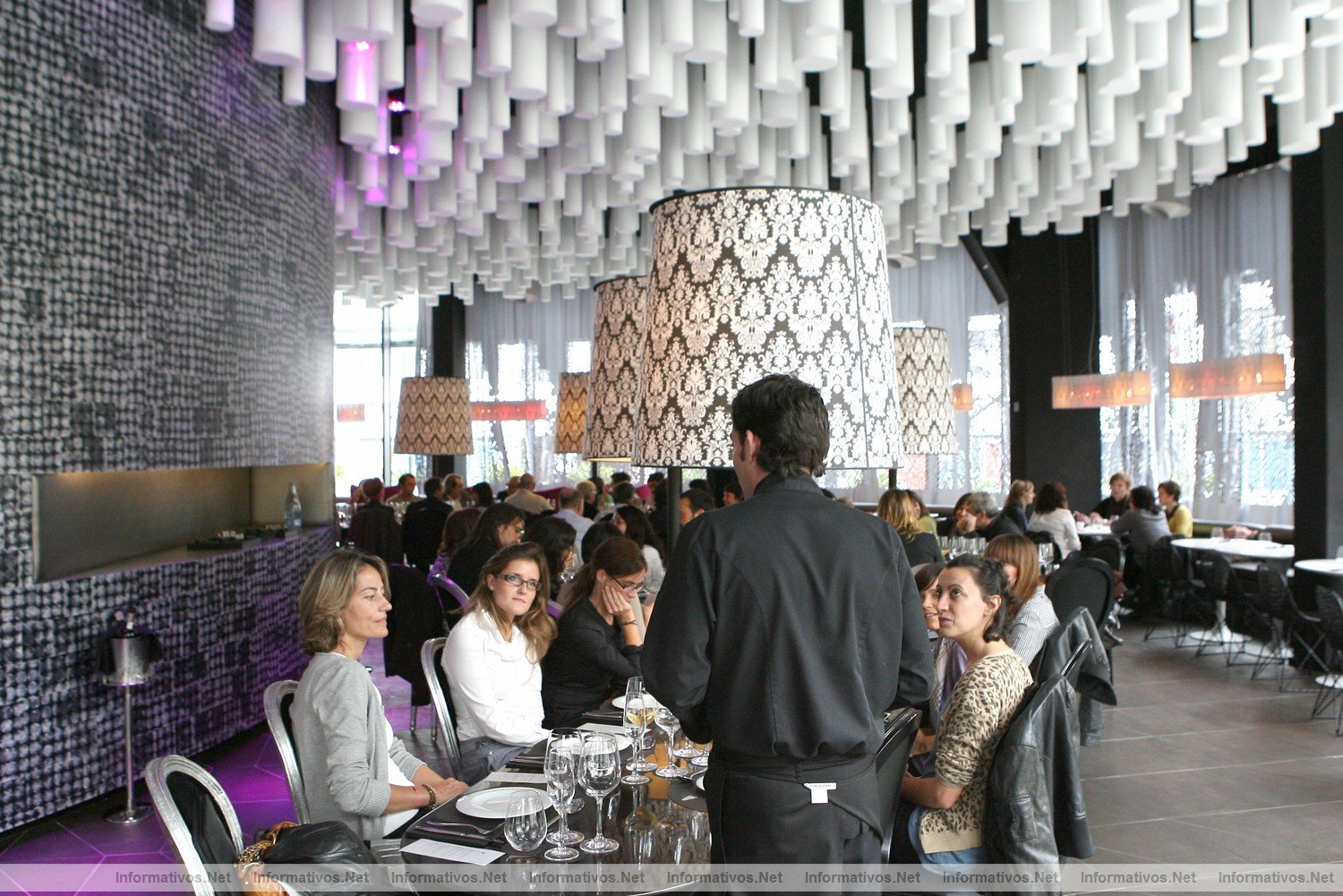 Joan Gmez, presentando las novedades culinarias del  B Lounge, en el hotel Barcel Raval.