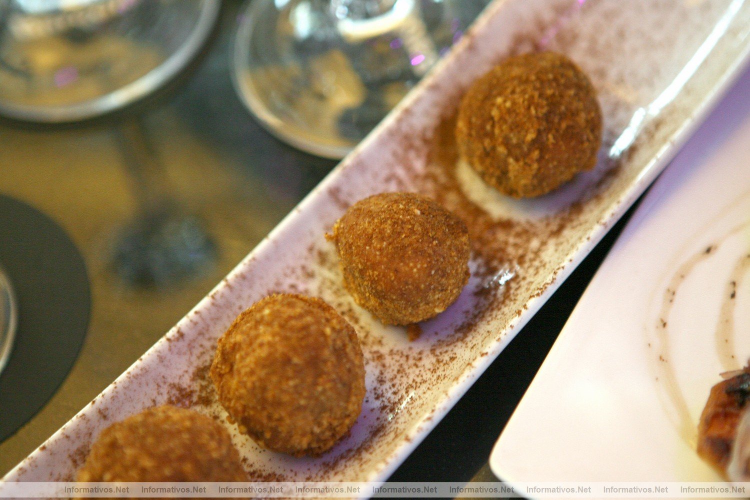 Novedades culinarias en el  B Lounge, del hotel Barcel Raval. Bombn de foie.grasse con curry y frutos secos.