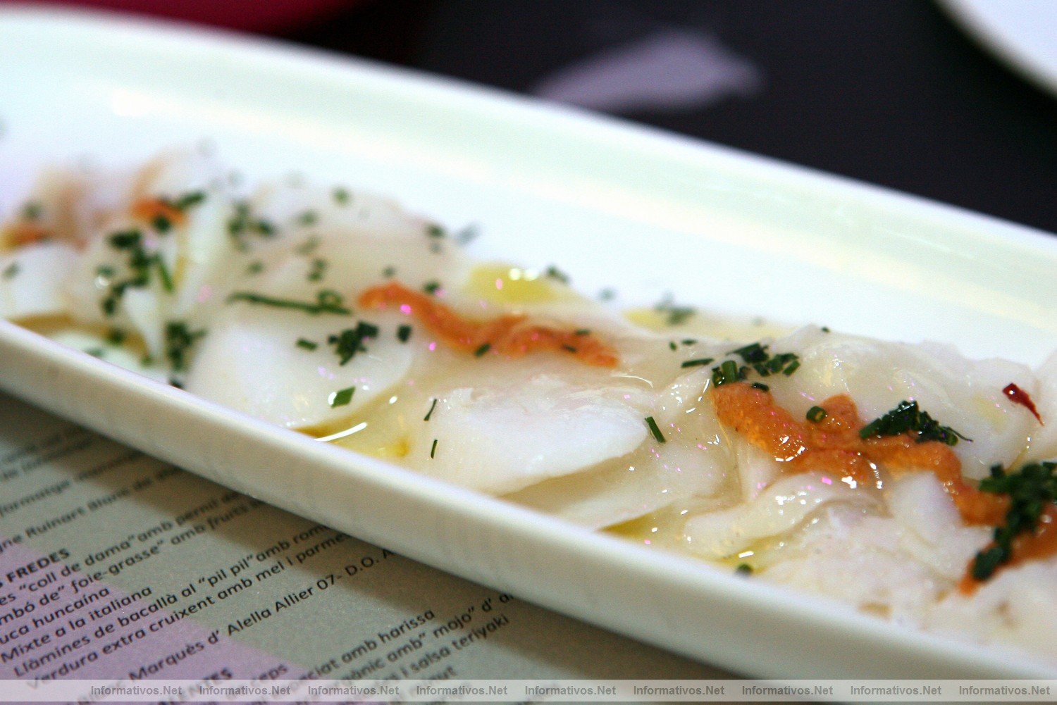 Novedades culinarias en el  B Lounge, del hotel Barcel Raval. Lminas de bacalao al pil-pil con romesco casero.