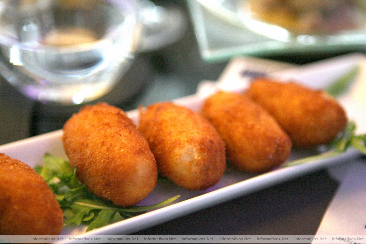 Novedades culinarias en el  B Lounge, del hotel Barcel Raval. Croquetas de pollo orgnico.